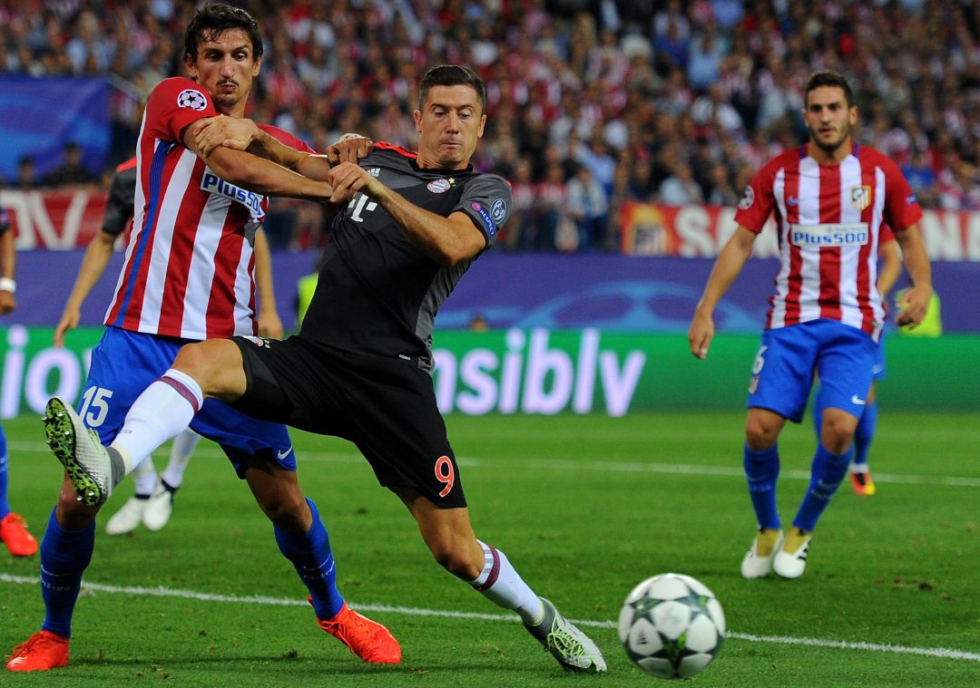 Savic, ante Lewandowski, en un duelo de la temporada 2016-17. Savic, ante Lewandowski, en un duelo de la temporada 2016-17.