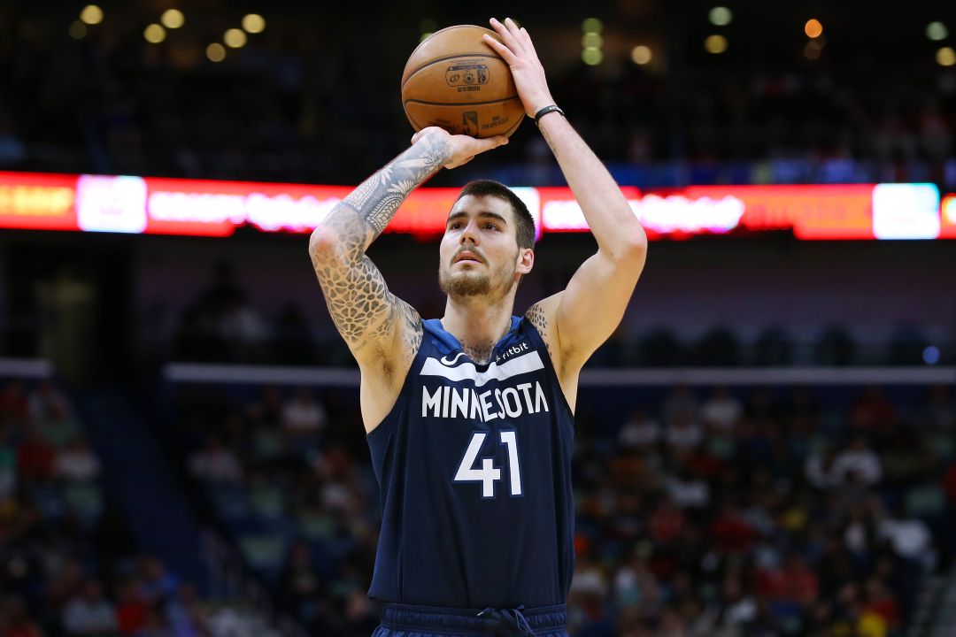 Juancho Hernangómez prepara un lanzamiento con Minnesota Timberwolves Juancho Hernangómez prepara un lanzamiento con Minnesota Timberwolves