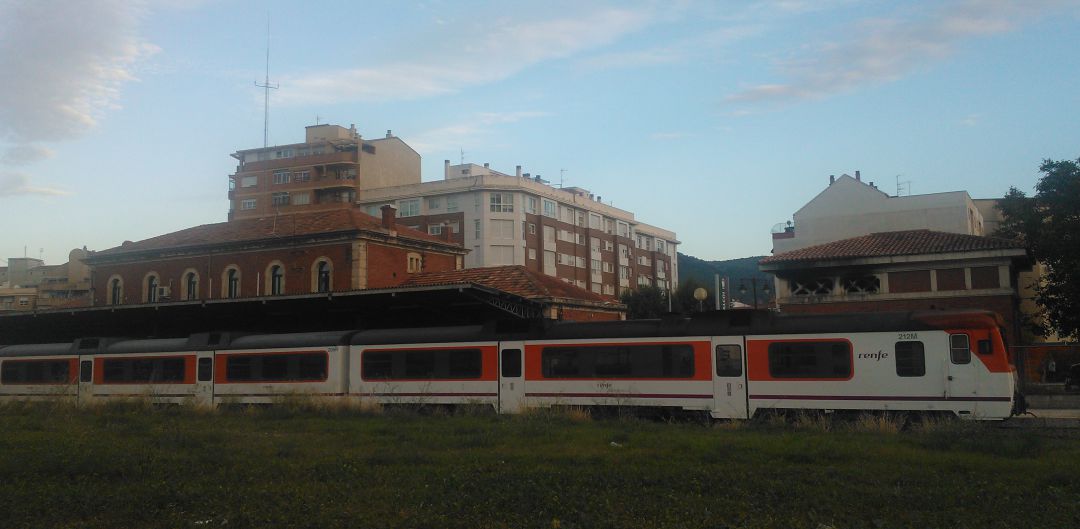 Renfe sustituirá los trenes de la línea Alcoy-Xàtiva por otros con maquinaria híbrida. Renfe sustituirá los trenes de la línea Alcoy-Xàtiva por otros con maquinaria híbrida.