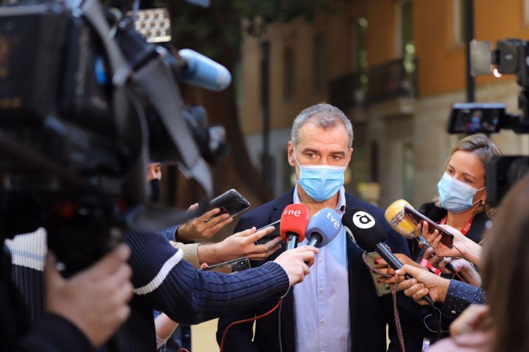 Toni Cantó atiende a los medios antes de reunirse con Ximo Puig Toni Cantó atiende a los medios antes de reunirse con Ximo Puig