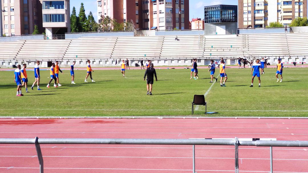Los jugadores del Hércules entrenándose en la pista de atletismo Los jugadores del Hércules entrenándose en la pista de atletismo
