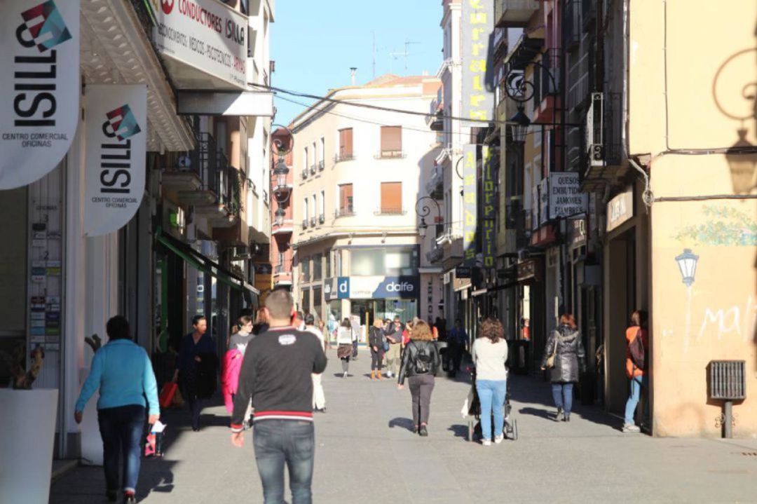 Ciudadanos en la calle Isilla de Aranda de Duero. Ciudadanos en la calle Isilla de Aranda de Duero.
