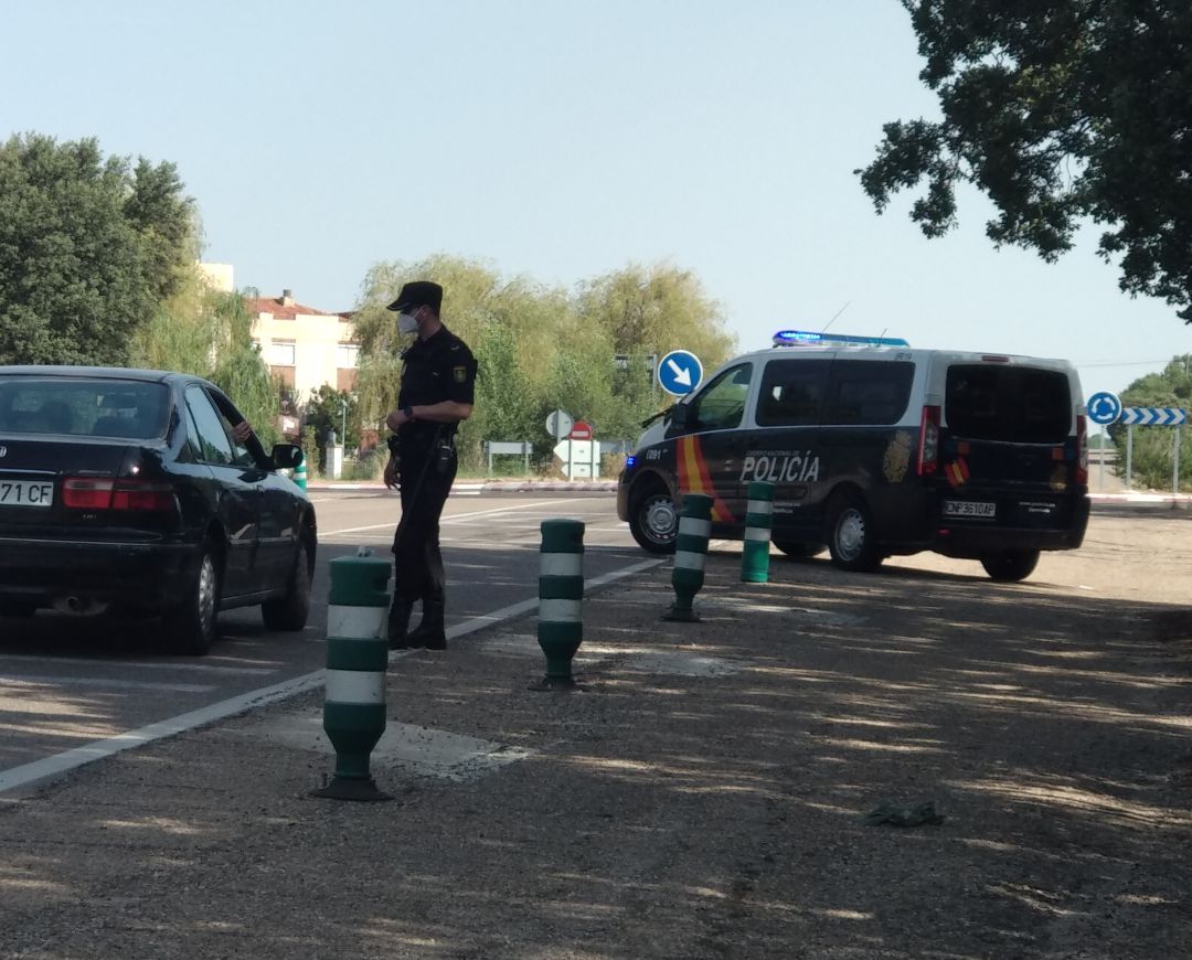 Imagen de un congtrol policial de una de las salidas de Aranda durante el confinamiento de agosto Imagen de un congtrol policial de una de las salidas de Aranda durante el confinamiento de agosto