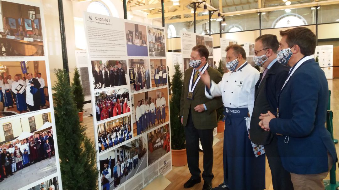 De izquierda a derecha, el alcalde, el cofrade mayor de El Desarme, el concejal de Hostelería, y el presidente de la patronal turística OTEA, visitan la exposición dedicada a la fista gastronómica horas antes de su clausura. De izquierda a derecha, el alcalde, el cofrade mayor de El Desarme, el concejal de Hostelería, y el presidente de la patronal turística OTEA, visitan la exposición dedicada a la fista gastronómica horas antes de su clausura.