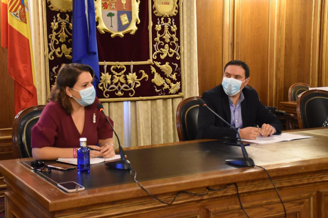 La gerente de la IGP Ajo Morado de Las Pedroñeras, Eva García y el presidente de la Diputación, Álvaro Martínez Chana La gerente de la IGP Ajo Morado de Las Pedroñeras, Eva García y el presidente de la Diputación, Álvaro Martínez Chana