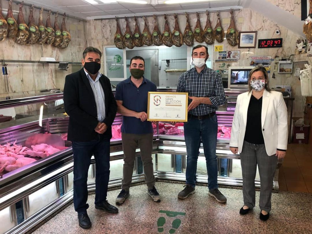 La empresa recibiendo su galardón La empresa recibiendo su galardón