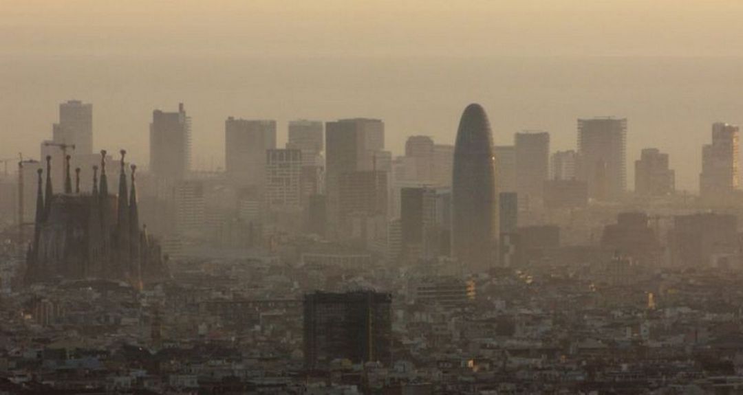 Imagen de archivo que muestra una panorámica de Barcelona envuelta en una espesa nube de contamnación Imagen de archivo que muestra una panorámica de Barcelona envuelta en una espesa nube de contamnación
