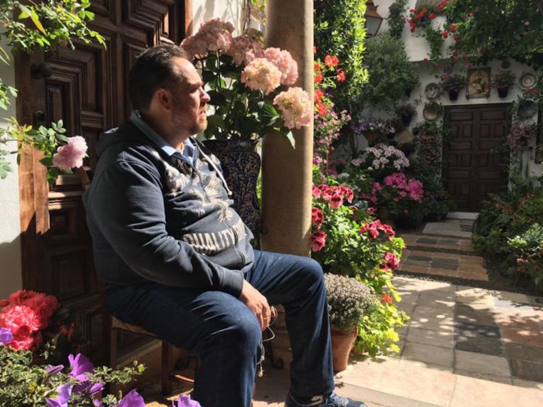Rafael Barón, presidente de Claveles y Gitanillas, en su patio de la Calle Pastora 2, la pasada primavera Rafael Barón, presidente de Claveles y Gitanillas, en su patio de la Calle Pastora 2, la pasada primavera