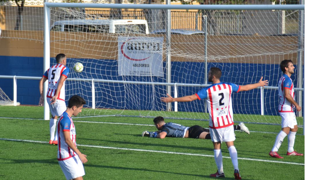 Primer gol del Dénia. Edu no puede detener el tiro de Carlos Ribes. Primer gol del Dénia. Edu no puede detener el tiro de Carlos Ribes.