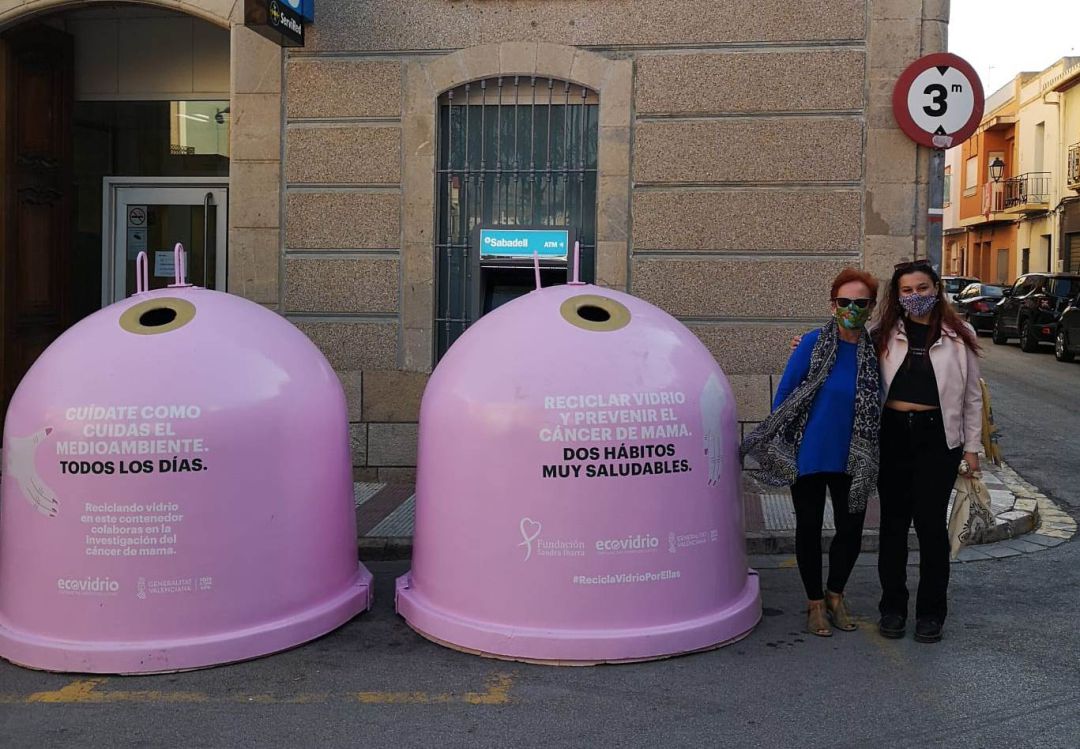 Los dos contenedores rosa colocados en la plaza de España. Los dos contenedores rosa colocados en la plaza de España.