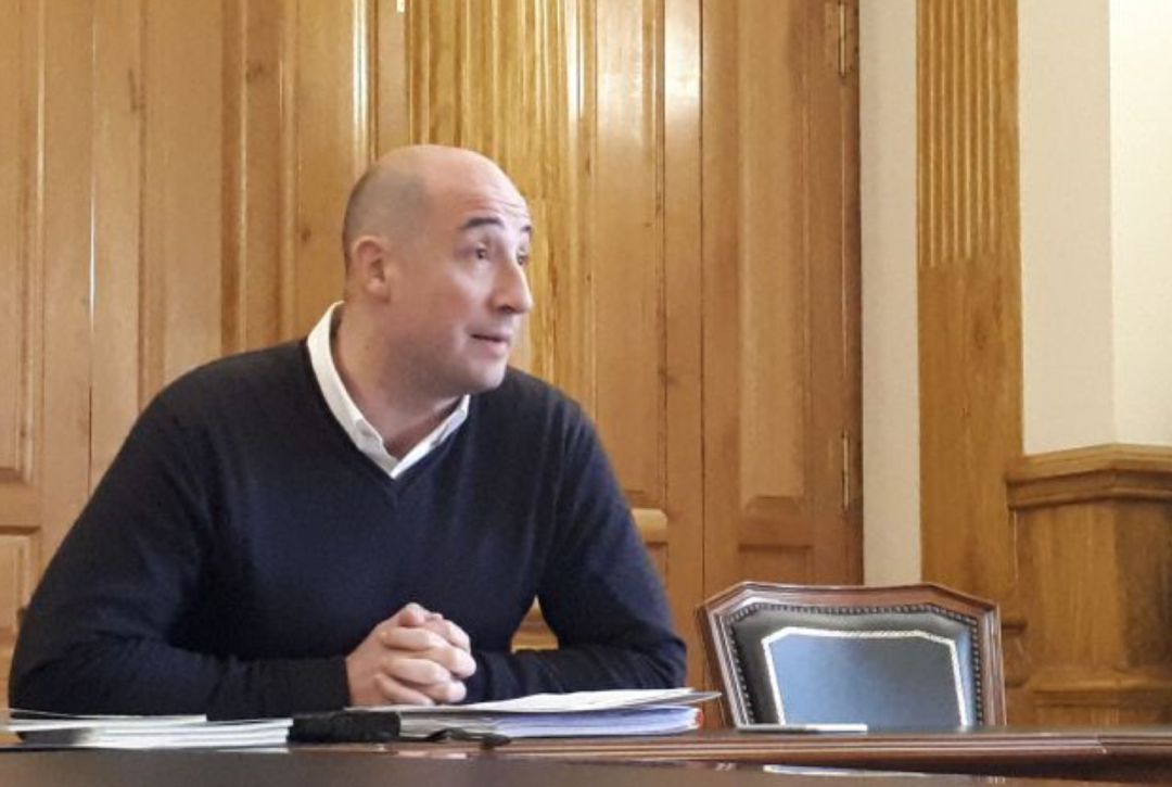 Jon Iraola es el concejal de Obras, además de portavoz municipal del PSE-EE Jon Iraola es el concejal de Obras, además de portavoz municipal del PSE-EE