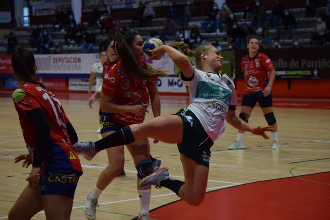 La jugadora del Elche Katia Zhukova lanza a portería La jugadora del Elche Katia Zhukova lanza a portería