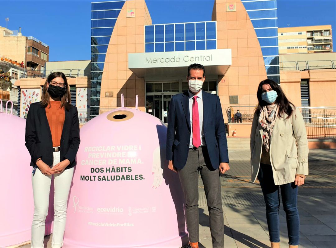 Los contenedores de la Plaza Castelar de Elda se tiñen de rosa Los contenedores de la Plaza Castelar de Elda se tiñen de rosa