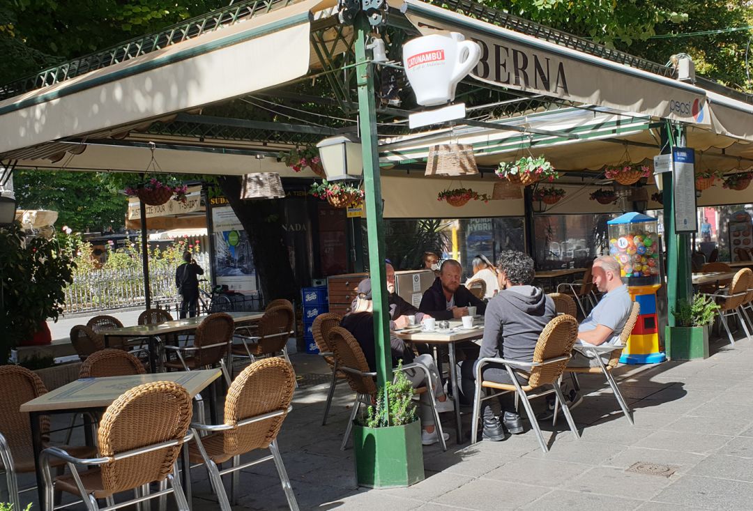 Unos extranjeros sentados este lunes, 19 de octubre, en una terraza de la Plaza Bibrambla, en el centro de Granada Unos extranjeros sentados este lunes, 19 de octubre, en una terraza de la Plaza Bibrambla, en el centro de Granada