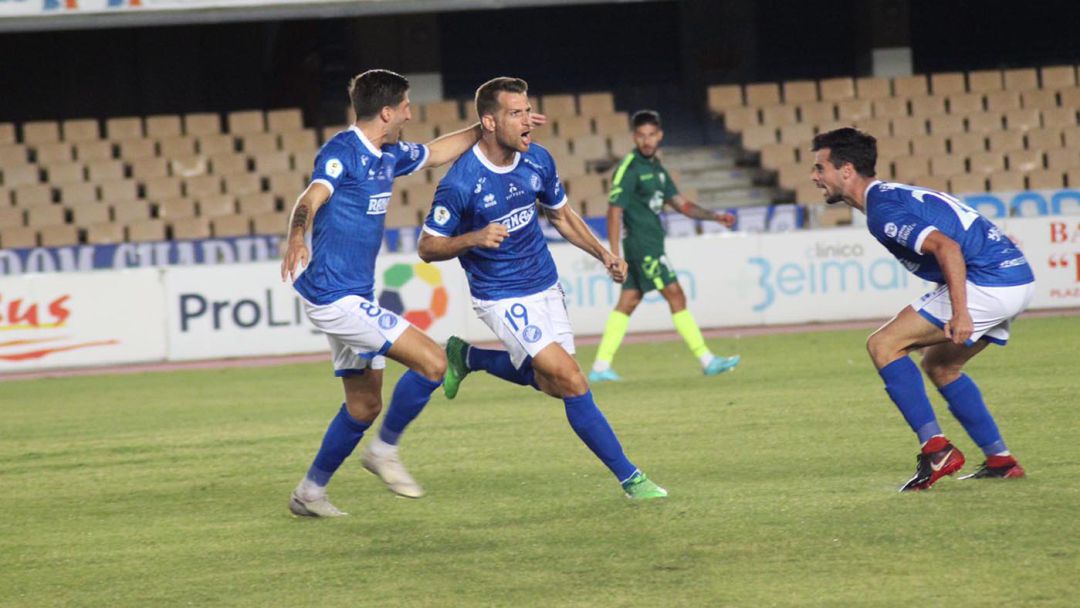Máyor celebra con sus compañeros el gol ante el Rota Máyor celebra con sus compañeros el gol ante el Rota