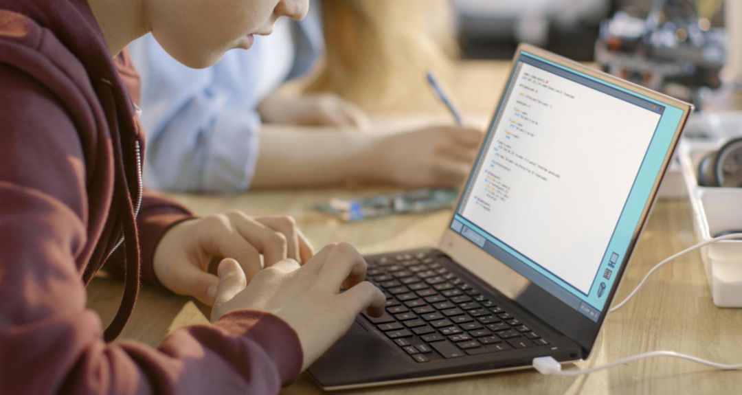 La Comunidad de Madrid sigue sin suministrar los portátiles prometidos al alumnado obligado a estudiar online La Comunidad de Madrid sigue sin suministrar los portátiles prometidos al alumnado obligado a estudiar online