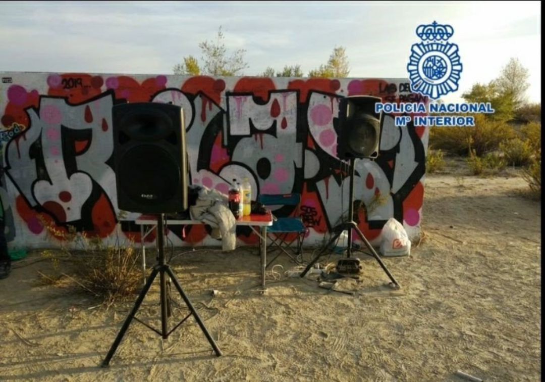 Parte del equipo de sonido que han intervenido los agentes de la Policía Nacional. Parte del equipo de sonido que han intervenido los agentes de la Policía Nacional.