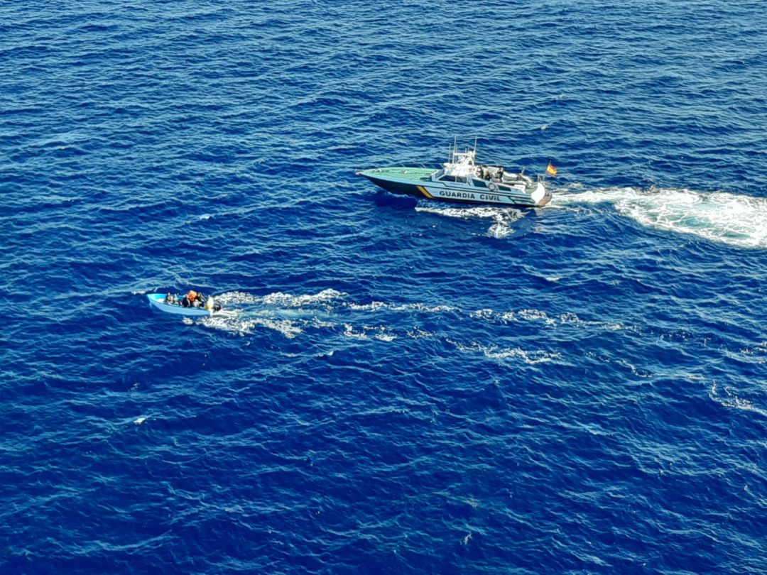 Imagen de una de las pateras interceptadas este fin de semana en aguas de Balears Imagen de una de las pateras interceptadas este fin de semana en aguas de Balears