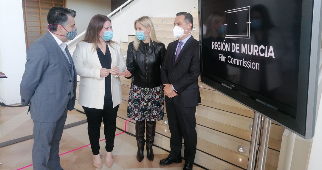 La consejera de Educación y Cultura, Esperanza Moreno, y la consejera de Empresa, Industria y Portavocía, Ana Martínez Vidal, han presentado la Film Commission La consejera de Educación y Cultura, Esperanza Moreno, y la consejera de Empresa, Industria y Portavocía, Ana Martínez Vidal, han presentado la Film Commission