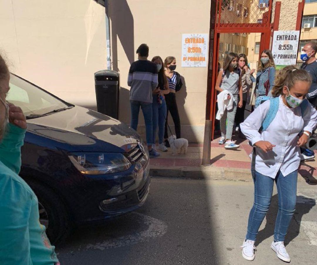 Las familias temen que ocurra un accidente ante la falta de vigilancia y control por parte de la policía local Las familias temen que ocurra un accidente ante la falta de vigilancia y control por parte de la policía local