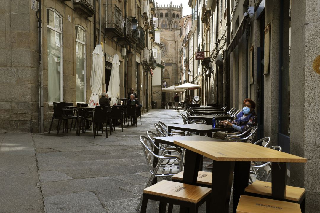 Una mujer en una terraza en Ourense Una mujer en una terraza en Ourense