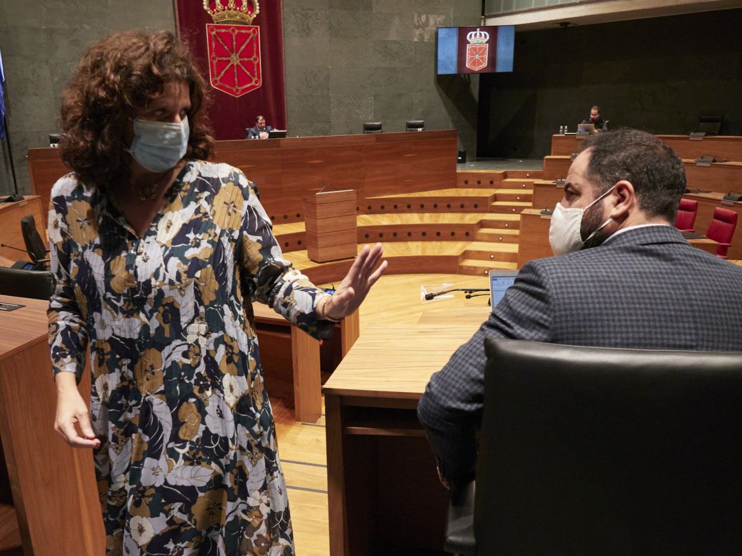 La parlamentaria de Navarra Suma Marta Álvarez, pasa junto al portavoz del PSN, Ramón Alzórriz, durante la Mesa y Junta de portavoces en el Parlamento de Navarra La parlamentaria de Navarra Suma Marta Álvarez, pasa junto al portavoz del PSN, Ramón Alzórriz, durante la Mesa y Junta de portavoces en el Parlamento de Navarra