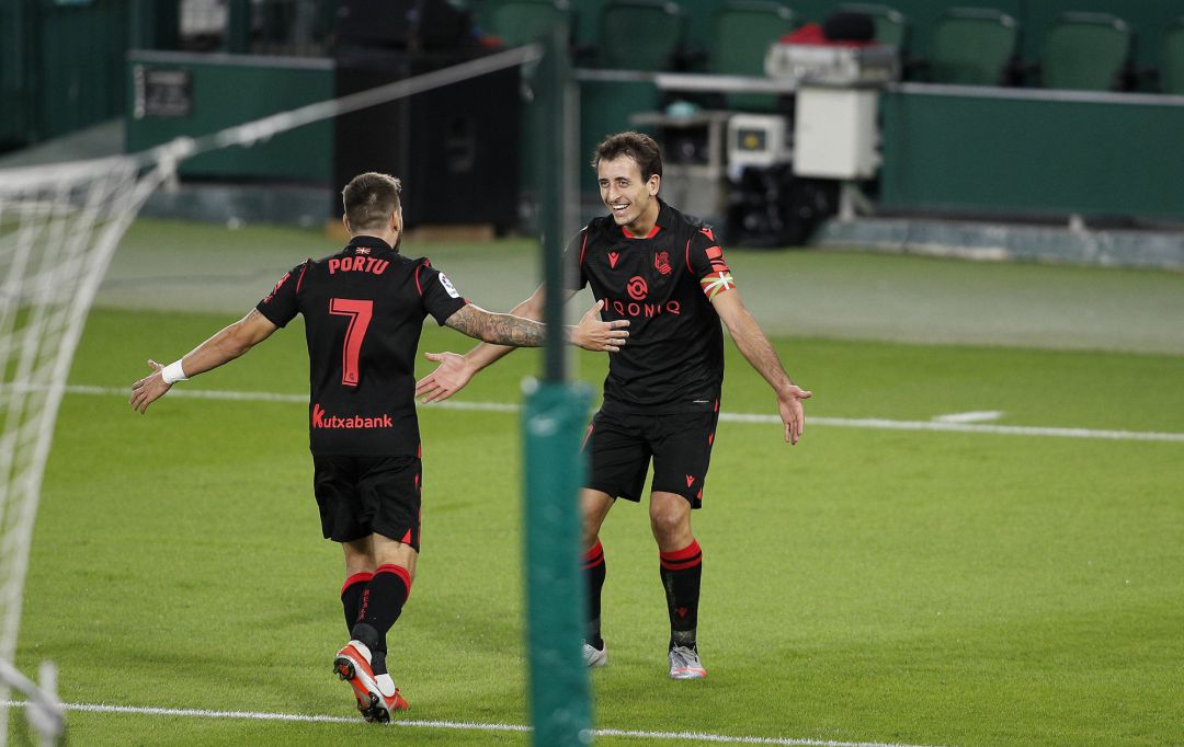 Oyarzabal celebra con Portu uno de los goles de la Rean contra el Betis Oyarzabal celebra con Portu uno de los goles de la Rean contra el Betis