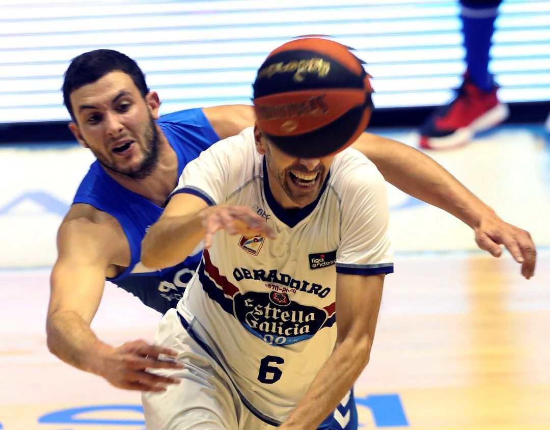 Oroz trata de robar un balón a Oliver Oroz trata de robar un balón a Oliver