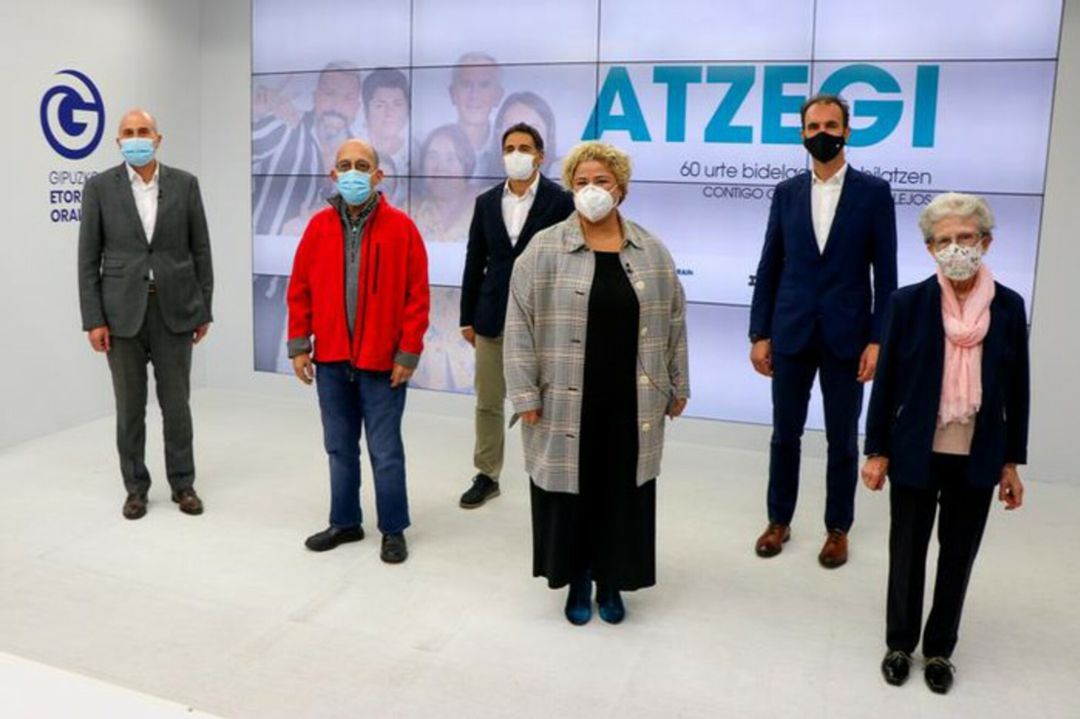 Miembros de la Diputación y de la asociación posan para la foto Miembros de la Diputación y de la asociación posan para la foto