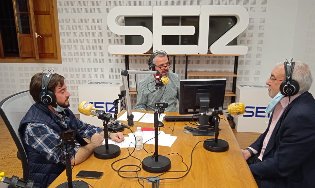 De izquierda a derecha, José Manuel Peña, Paco García y Antonio Távora en el estudio central de Radio Sevilla De izquierda a derecha, José Manuel Peña, Paco García y Antonio Távora en el estudio central de Radio Sevilla