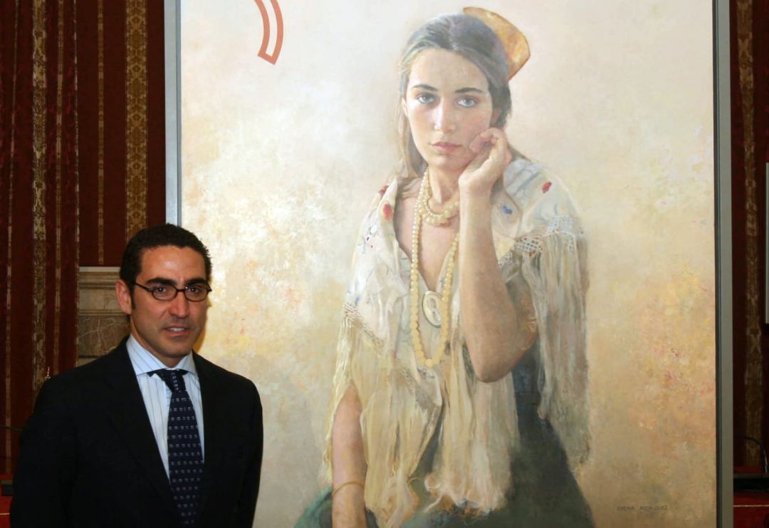 Chema Rodríguez ante el cartel de la Fiestas de Primavera que pintó en el año 2013 Chema Rodríguez ante el cartel de la Fiestas de Primavera que pintó en el año 2013