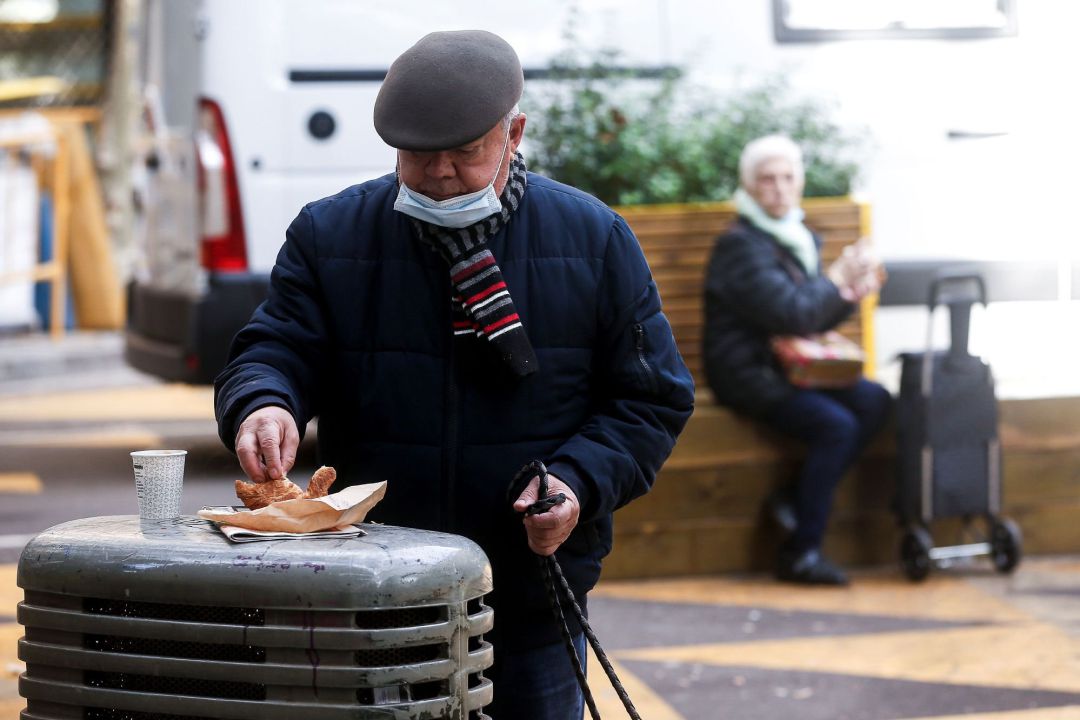 Un hombre desayuna en una calle del centro de Barcelona Un hombre desayuna en una calle del centro de Barcelona