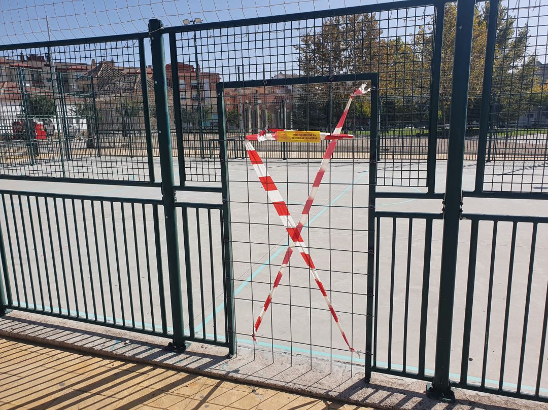 El acceso a las pistas deportivas del Parque Norte, precintado por el Ayuntamiento El acceso a las pistas deportivas del Parque Norte, precintado por el Ayuntamiento