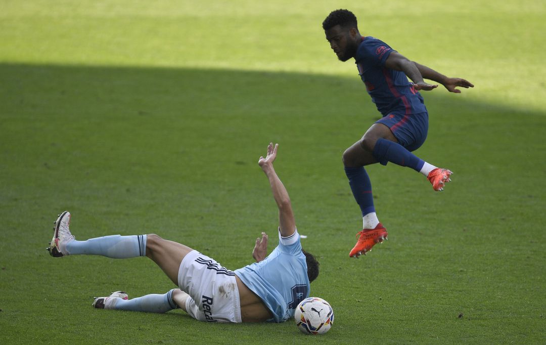 Araujo corta un avance de Lemar Araujo corta un avance de Lemar
