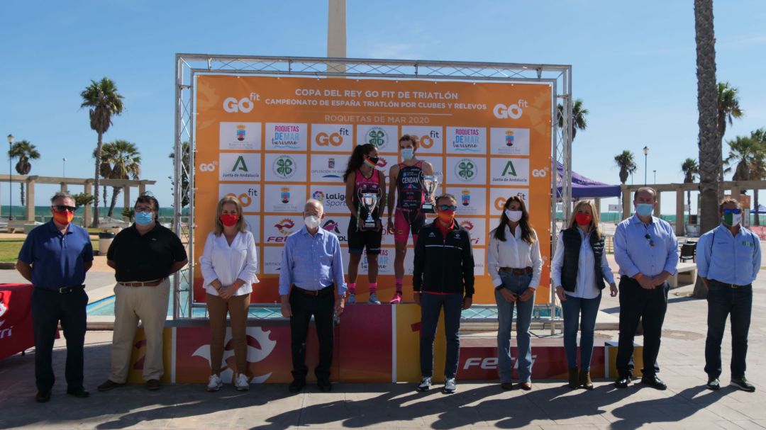 El podio de Roquetas con las campeonas y las autoridades. El podio de Roquetas con las campeonas y las autoridades.