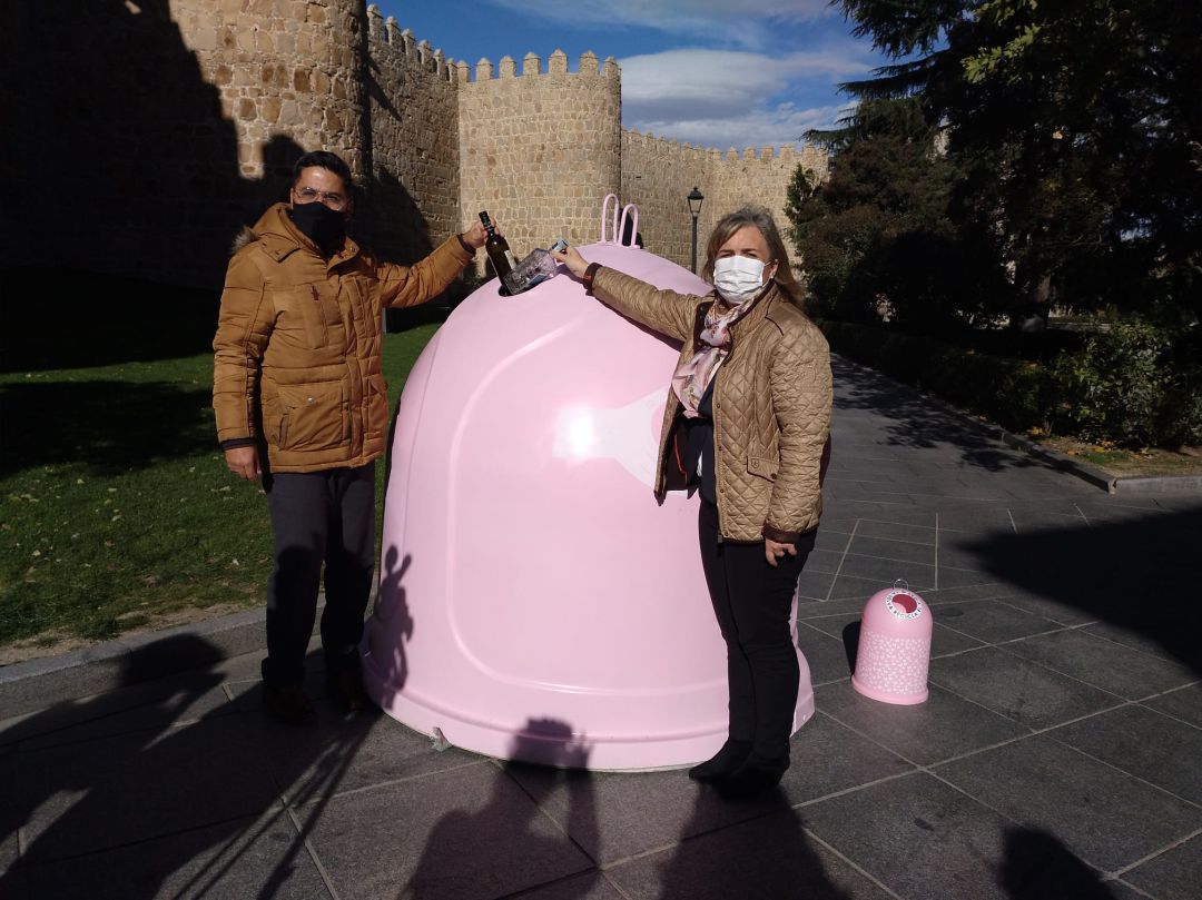 La concejala de Medio Ambiente del Ayuntamiento de Ávila, Julia Martín, y el gerente de zona de Ecovidrio, José Carlos Agustina, presentan la campaña en favor de la Fundación Sandra Ibarra para la lucha contra el cáncer de mama La concejala de Medio Ambiente del Ayuntamiento de Ávila, Julia Martín, y el gerente de zona de Ecovidrio, José Carlos Agustina, presentan la campaña en favor de la Fundación Sandra Ibarra para la lucha contra el cáncer de mama