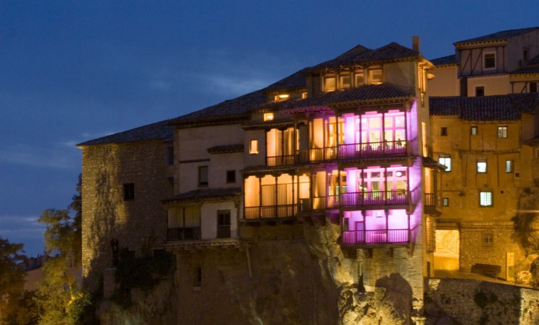 Imagen de archivo de las Casas Colgadas iluminadas de rosa Imagen de archivo de las Casas Colgadas iluminadas de rosa