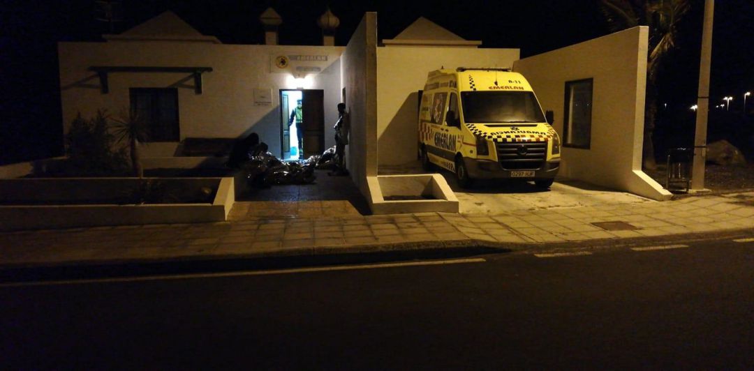 Algunos de los inmigrantes que llegaron a La Santa en el puesto de EMERLAN. Algunos de los inmigrantes que llegaron a La Santa en el puesto de EMERLAN.