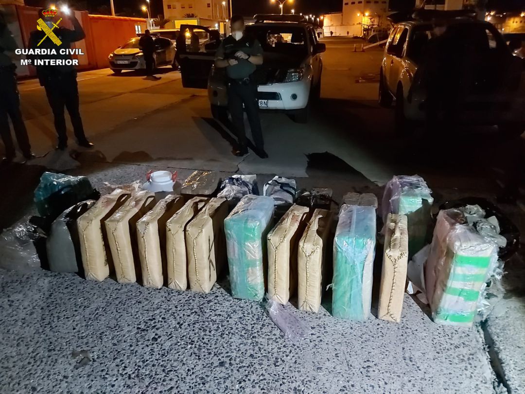 Los 22 fardos de hachis recuperados por la Guardia Civil. Los 22 fardos de hachis recuperados por la Guardia Civil.