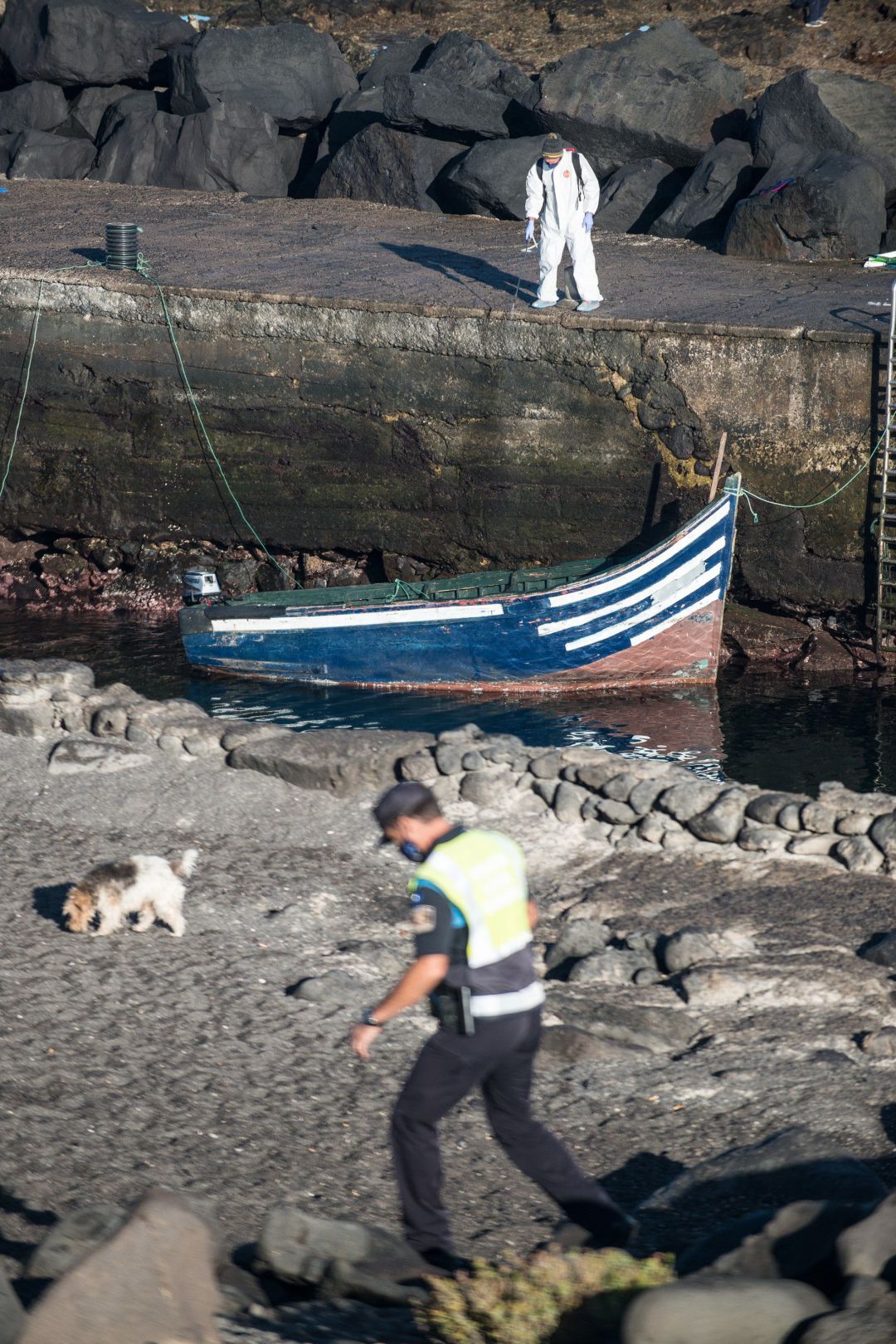 Una patera al muelle de La Santa, en Tinajo,en Lanzarote Una patera al muelle de La Santa, en Tinajo,en Lanzarote
