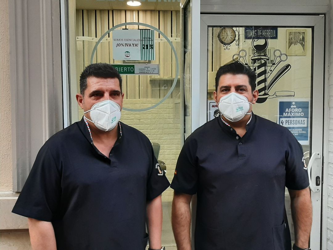 Peluqueros piden al Gobierno la bajada del IVA para sus negocios Peluqueros piden al Gobierno la bajada del IVA para sus negocios