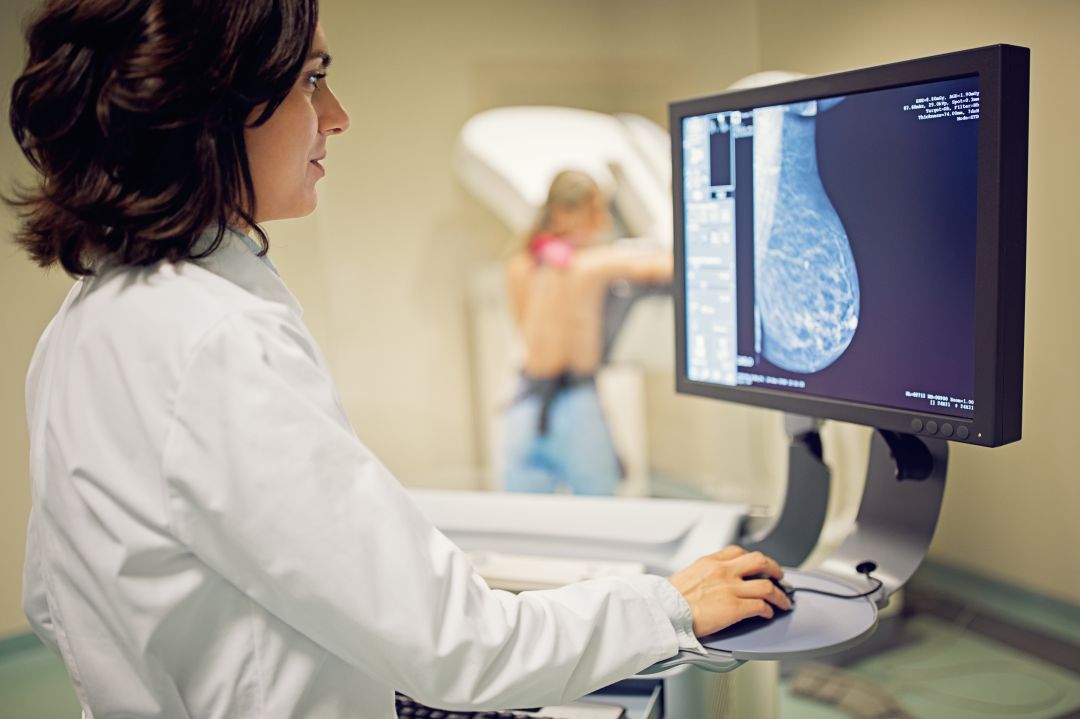 Radióloga examinando una mamografía Radióloga examinando una mamografía