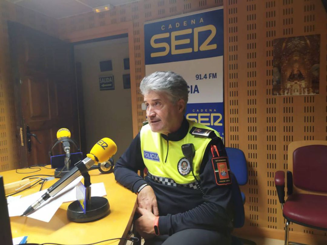 El Intendente de la Policía Local de Plasencia, Enrique Cenalmor, en una visita a los estudios de SER Norte de Extremadura antes de la pandemia El Intendente de la Policía Local de Plasencia, Enrique Cenalmor, en una visita a los estudios de SER Norte de Extremadura antes de la pandemia