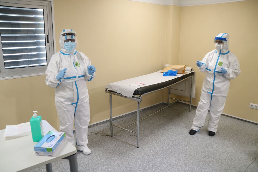 Professionals sanitaris equipats per fer proves PCR. Professionals sanitaris equipats per fer proves PCR.