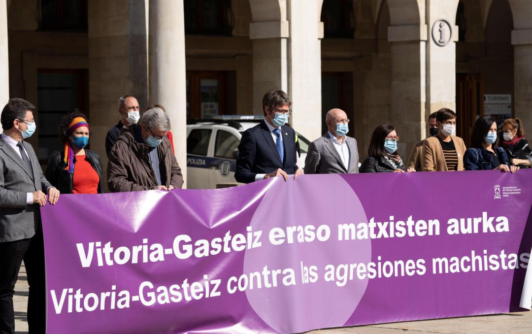Concentración este lunes ante el Ayuntamiento de Vitoria para condenar y rechazar la última agresión machista ocurrida este pasado sábado en el barrio de Salburua . Concentración este lunes ante el Ayuntamiento de Vitoria para condenar y rechazar la última agresión machista ocurrida este pasado sábado en el barrio de Salburua .