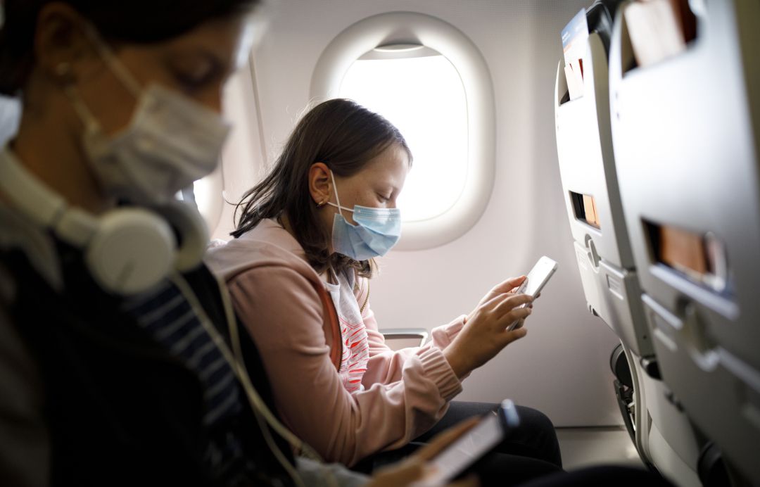 El uso de mascarilla en el avión es obligatorio. El uso de mascarilla en el avión es obligatorio.