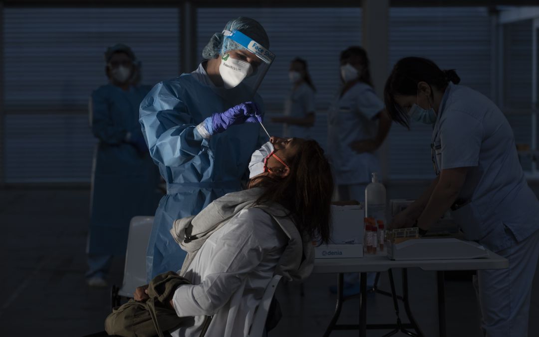 Una mujer se somete a una prueba de PCR. Una mujer se somete a una prueba de PCR.