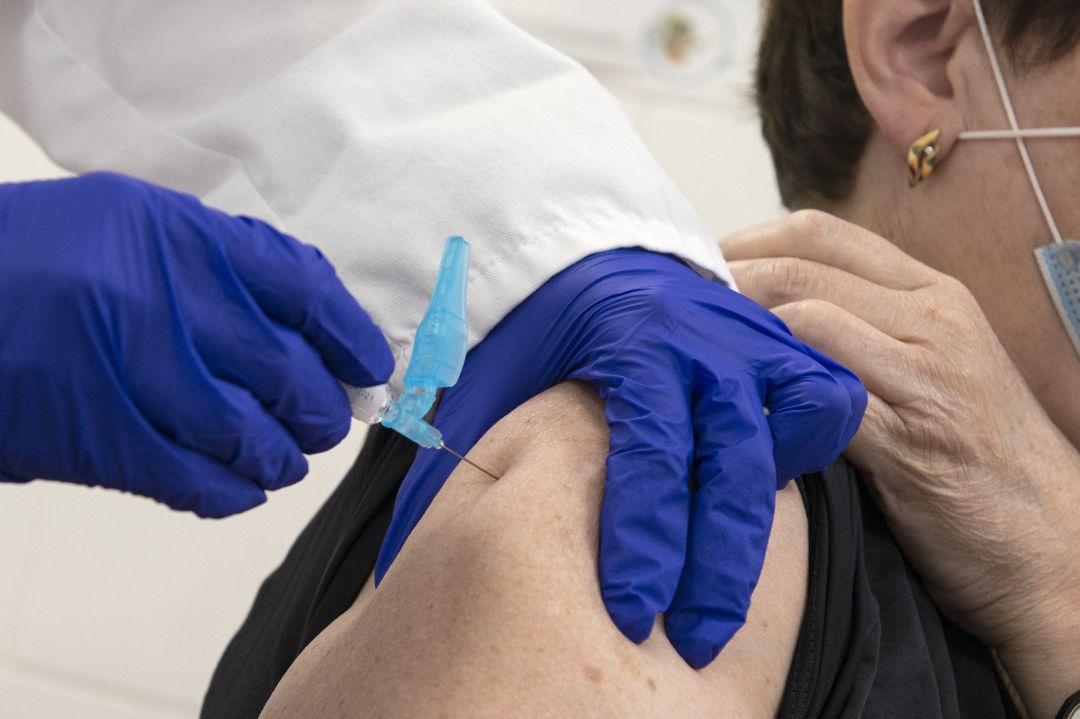 Una paciente se vacuna de la gripe en el CAP Masdevall el día en el que comienza la campaña en la región, en Figueres, Girona (Catalunya), a 16 de octubre de 2020. Una paciente se vacuna de la gripe en el CAP Masdevall el día en el que comienza la campaña en la región, en Figueres, Girona (Catalunya), a 16 de octubre de 2020.