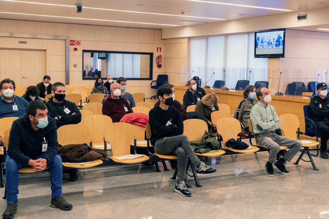 Militantes de las organizaciones independentistas gallegas Causa Galiza y Ceivara comparecen como acusados en la primera sesión de su juicio en la Audiencia Nacional, por realizar, según la Fiscalía, "una actividad constante de apoyo, ensalzamiento y justificación de la actividad terrorista de Resistencia Galega" este lunes, en la localidad madrileña de San Fernando de Henares. Militantes de las organizaciones independentistas gallegas Causa Galiza y Ceivara comparecen como acusados en la primera sesión de su juicio en la Audiencia Nacional, por realizar, según la Fiscalía, "una actividad constante de apoyo, ensalzamiento y justificación de la actividad terrorista de Resistencia Galega" este lunes, en la localidad madrileña de San Fernando de Henares.