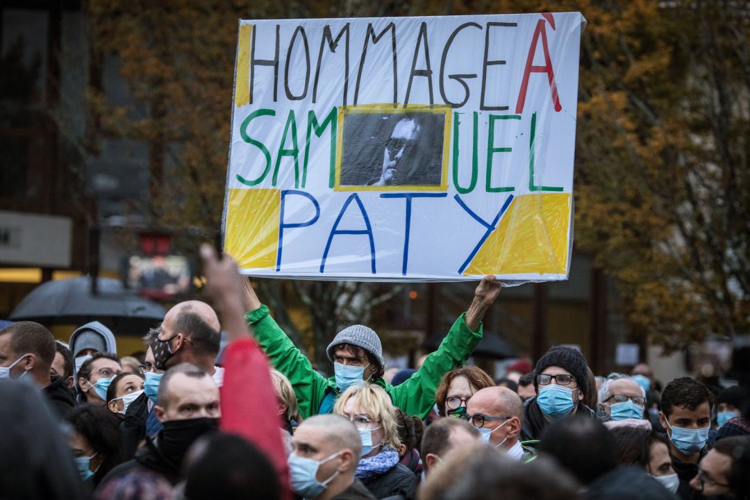 Homenaje a Samuel Paty, el profesor decapitado a las afueras de París por enseñar caricaturas de Mahoma en una clase sobre libertad de expresión. Homenaje a Samuel Paty, el profesor decapitado a las afueras de París por enseñar caricaturas de Mahoma en una clase sobre libertad de expresión.